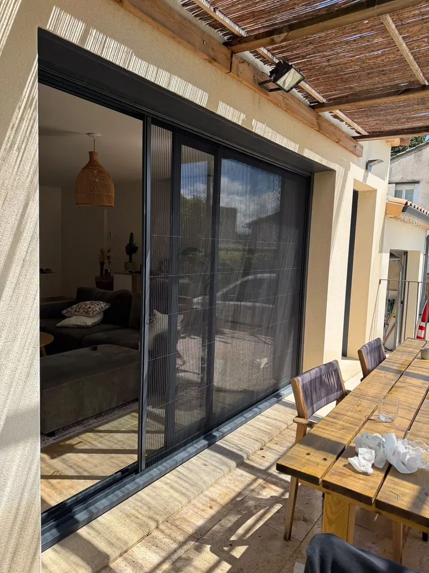 Moustiquaire plissée grande largeur sous pergola — réalisation ALUBELLE en Provence