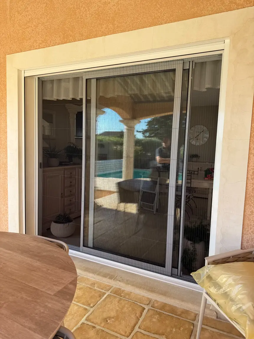 Moustiquaire plissée sur grande baie côté piscine — réalisation ALUBELLE en Provence