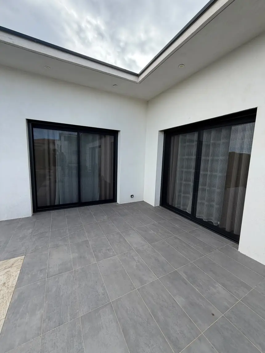Deux baies d'angle équipées en coloris anthracite — réalisation ALUBELLE en Provence