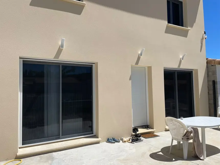 Baie et porte-fenêtre équipées sur la même façade — réalisation ALUBELLE en Provence