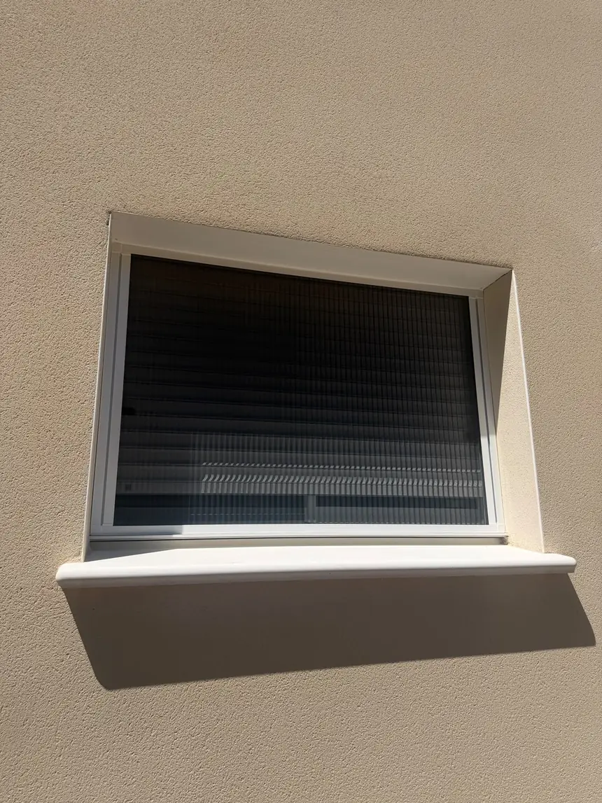 Moustiquaire plissée verticale sur fenêtre — réalisation ALUBELLE en Provence