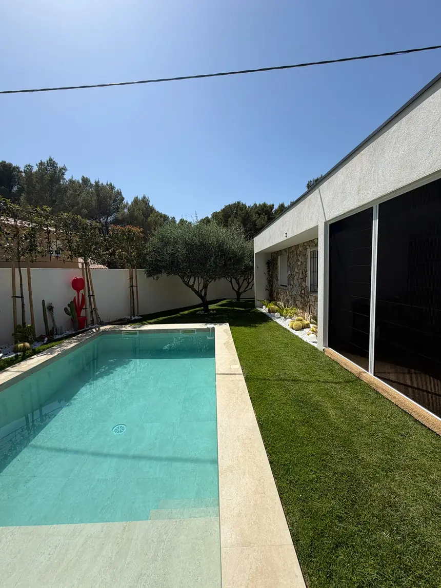 Moustiquaire grande ouverture côté piscine — réalisation ALUBELLE en Provence