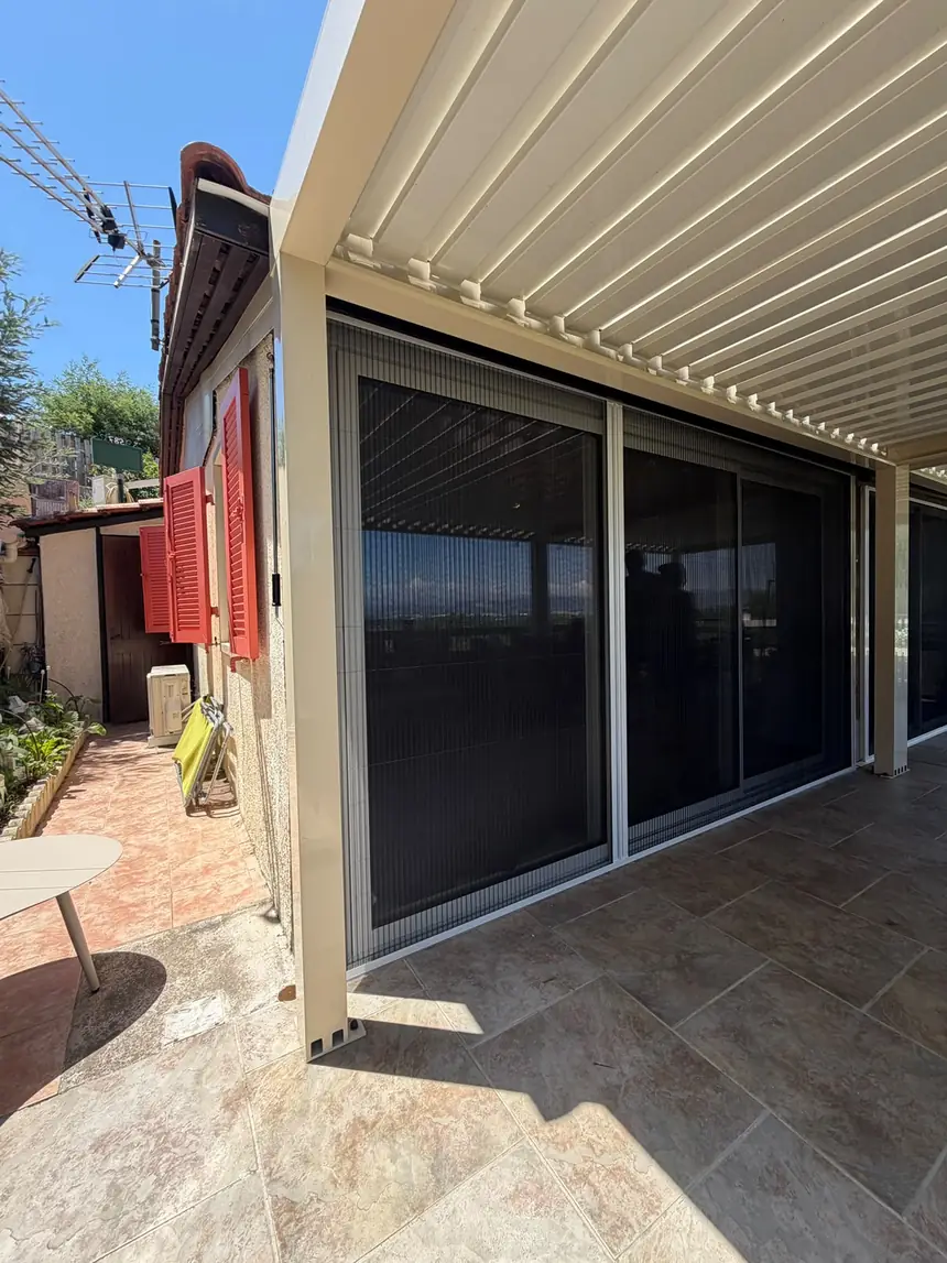 Moustiquaires sur baies vitrées sous pergola bioclimatique — réalisation ALUBELLE en Provence