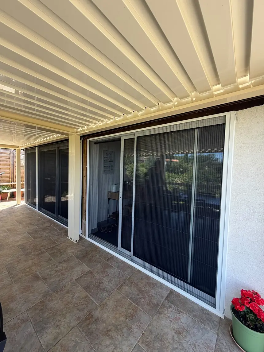 Moustiquaires sur grandes baies sous pergola — réalisation ALUBELLE en Provence