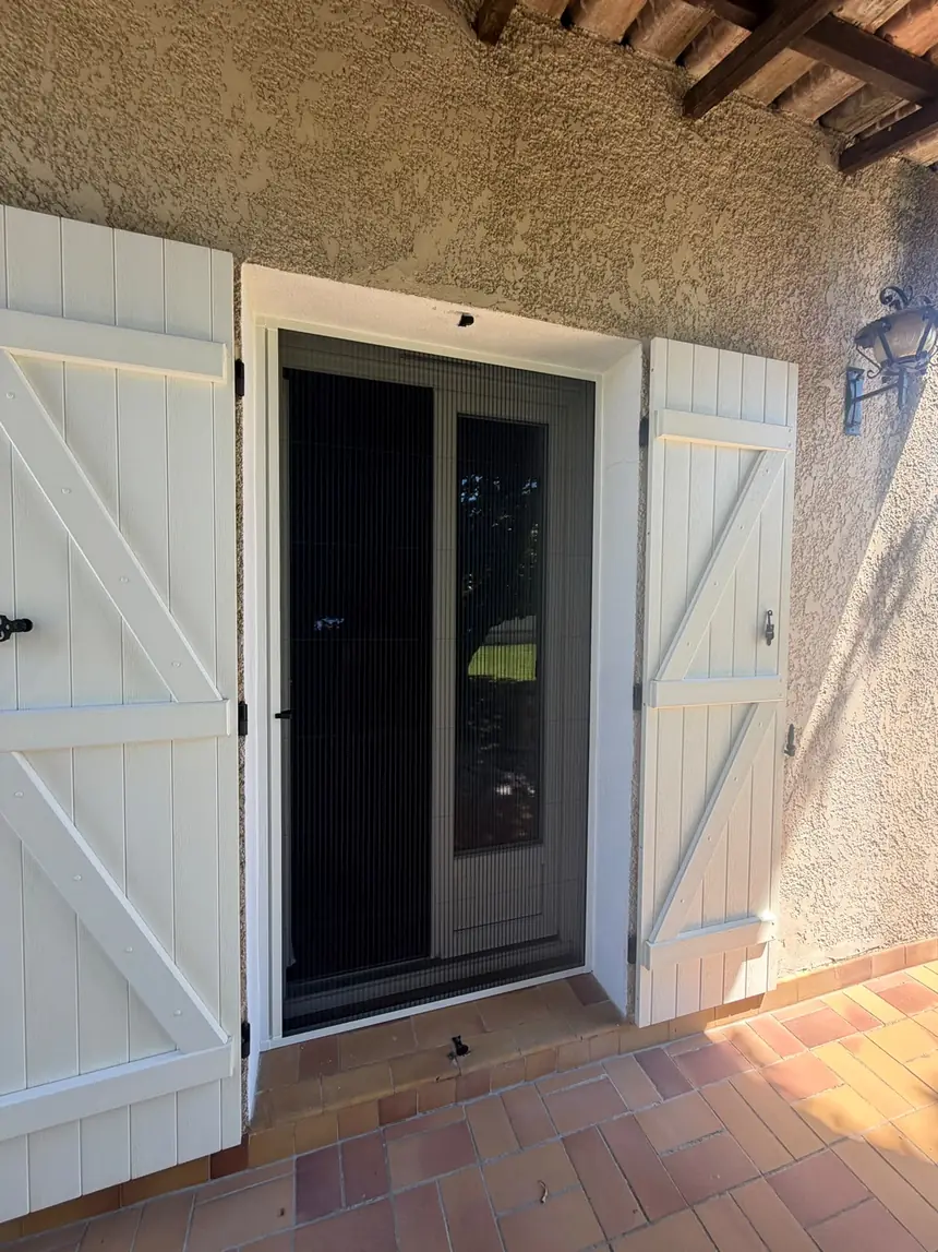 Moustiquaire plissée sur porte d'entrée — réalisation ALUBELLE en Provence
