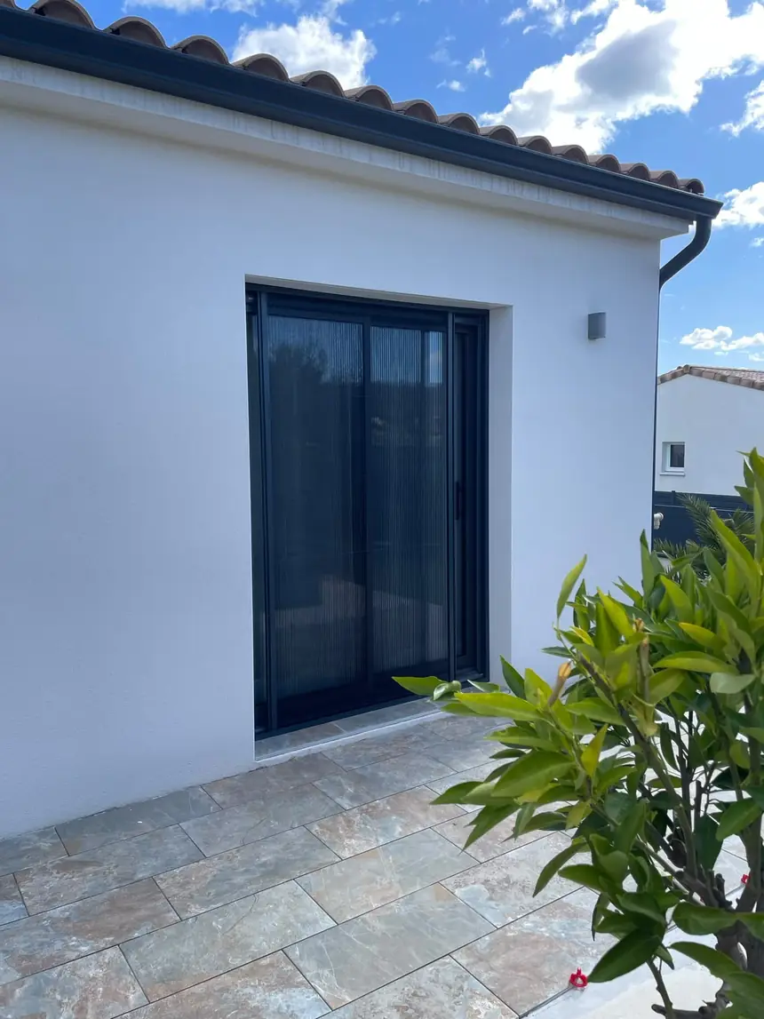 Moustiquaire plissée sur porte-fenêtre, coloris anthracite — réalisation ALUBELLE en Provence