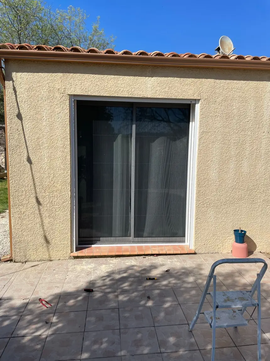 Moustiquaire plissée sur porte-fenêtre de plain-pied — réalisation ALUBELLE en Provence