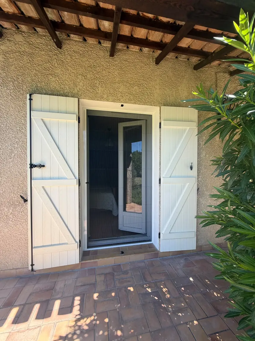 Moustiquaire plissée sur porte-fenêtre — réalisation ALUBELLE en Provence