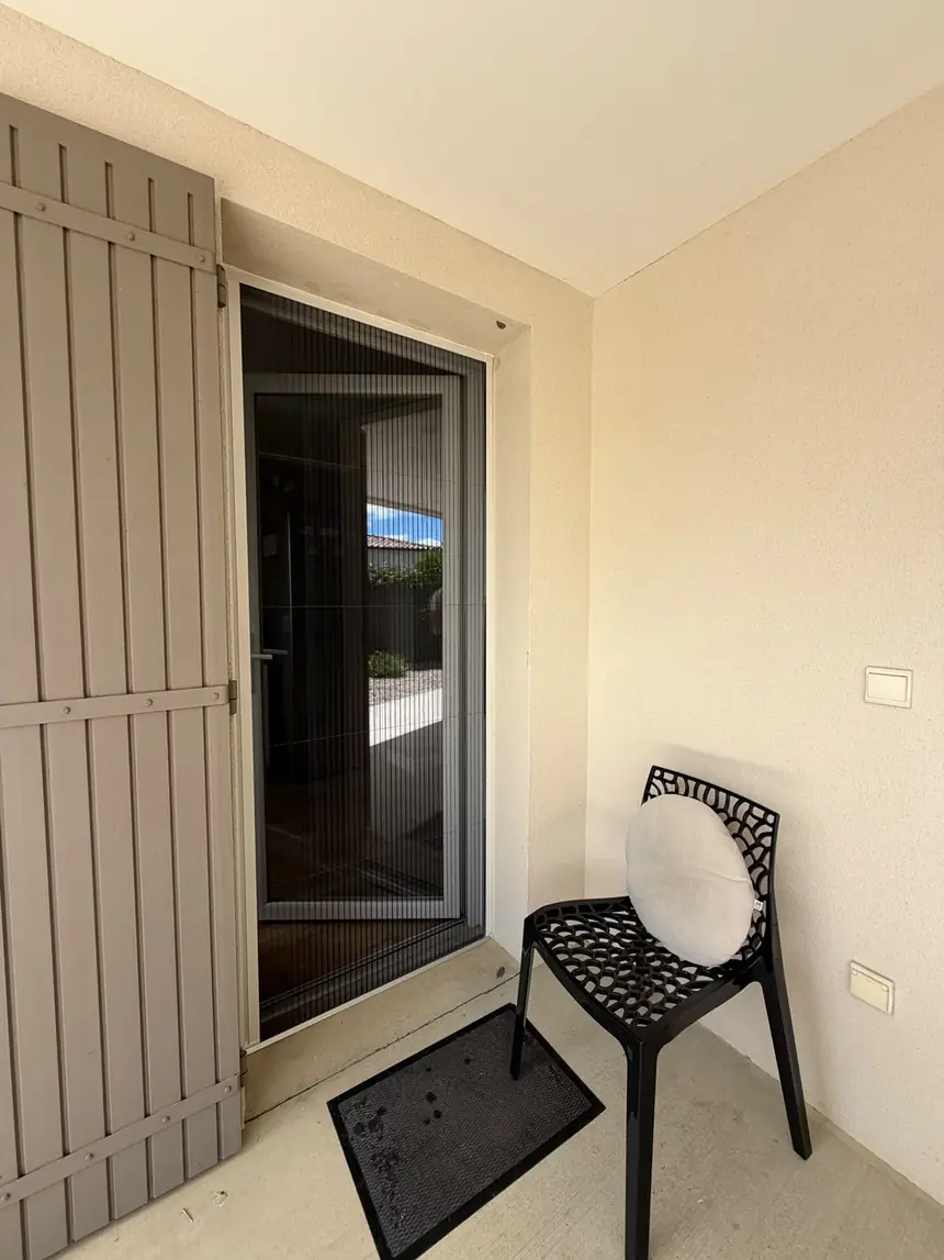 Moustiquaire plissée sur porte-fenêtre étroite — réalisation ALUBELLE en Provence