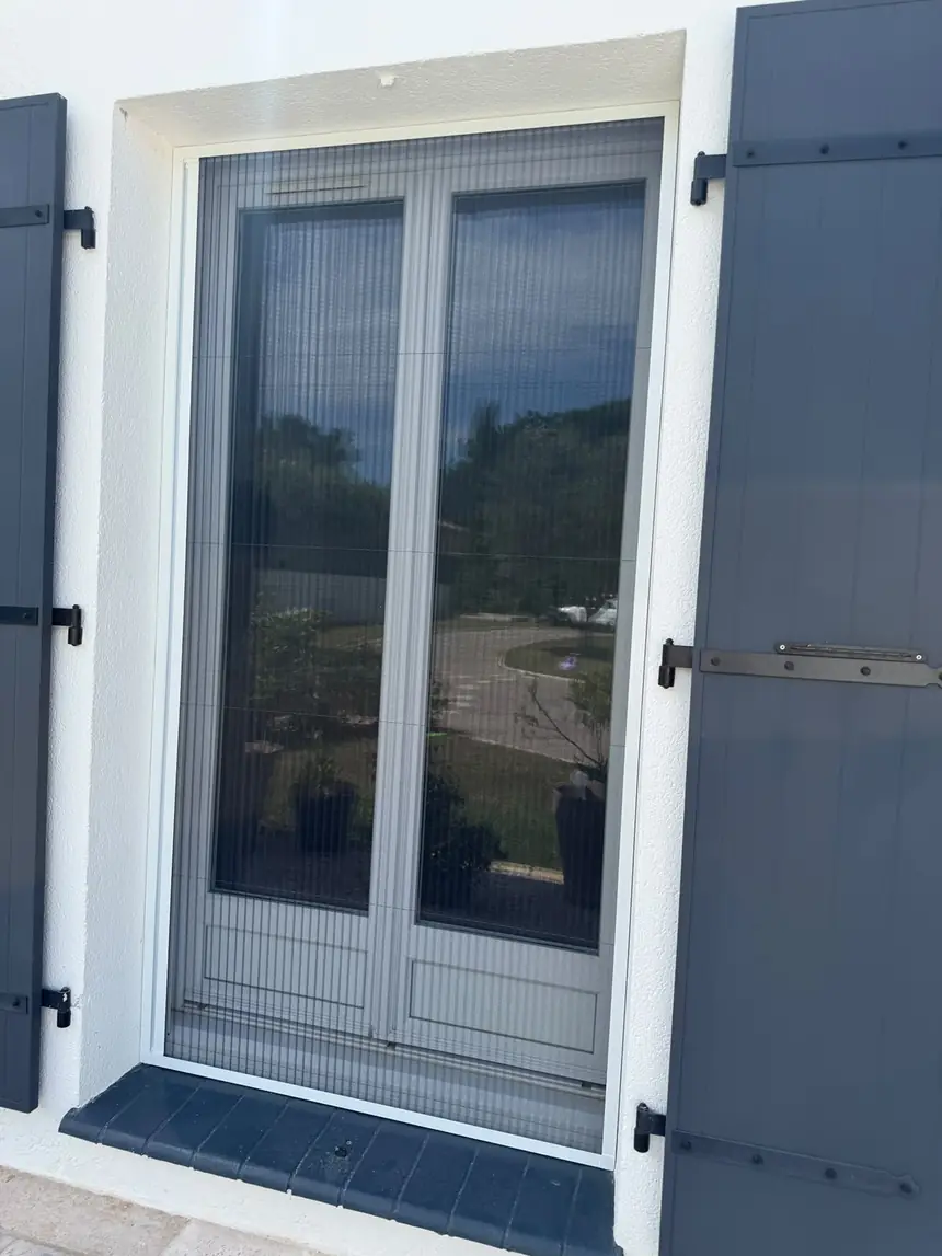 Moustiquaire plissée 2 vantaux sur porte-fenêtre — réalisation ALUBELLE en Provence