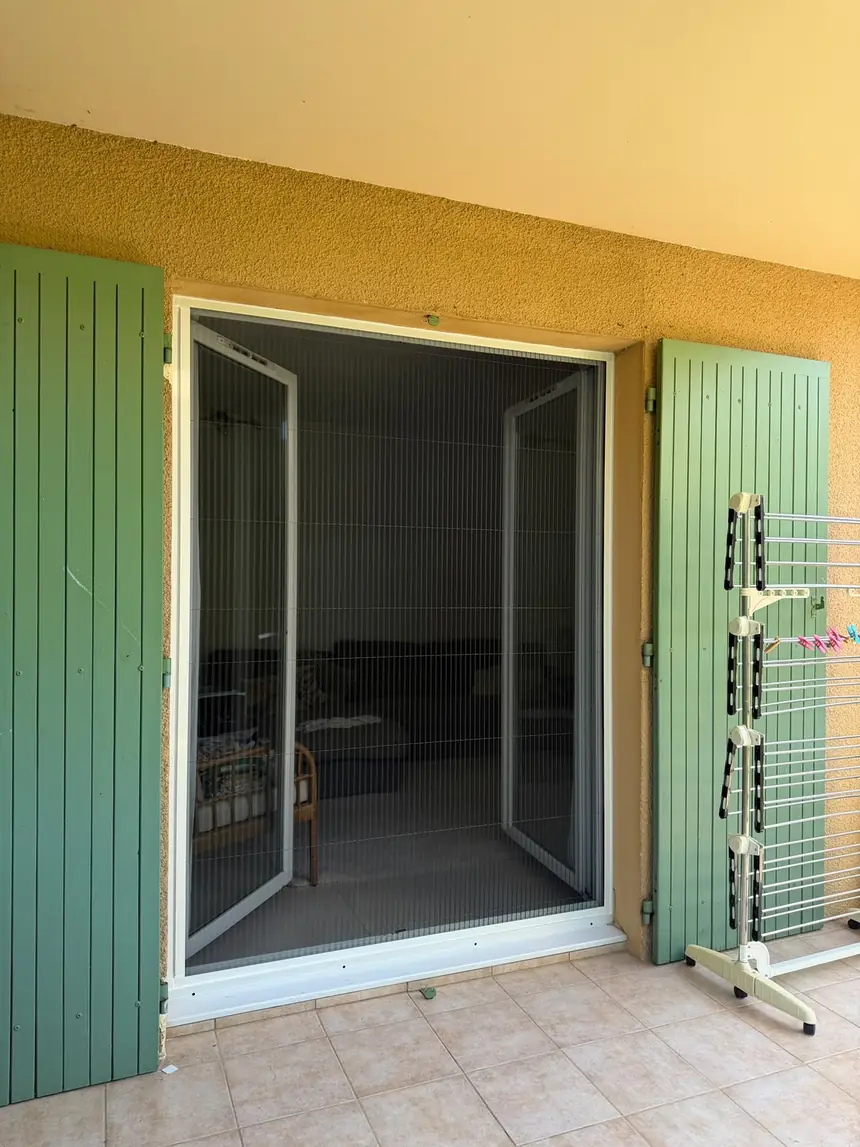 Moustiquaire plissée sur porte-fenêtre à deux battants — réalisation ALUBELLE en Provence